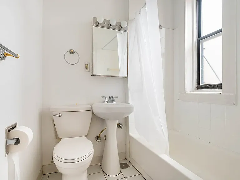 2345 N Bosworth Ave #1R — Photo 5