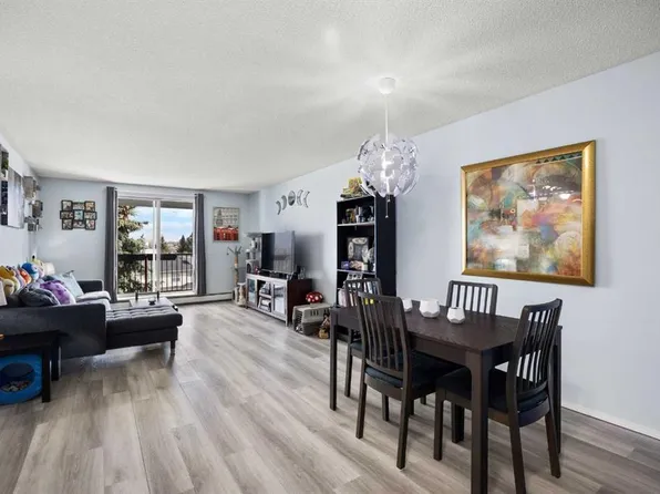 9 N Country Village Bay NE #412, Calgary, AB T3K 5J8