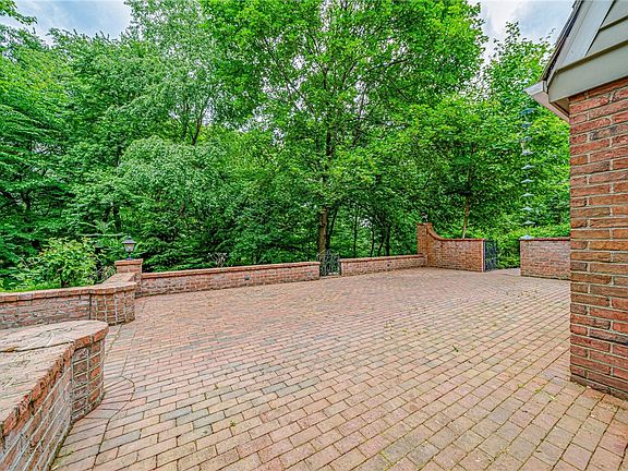 4th image of 129 Fox Hill Dr