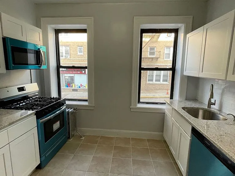 Hill Manor - Renovated Apartments Near Train Station — Photo 37
