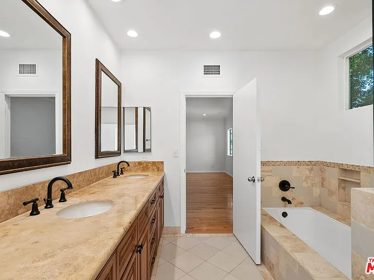 517 N Elm Dr — Photo 43