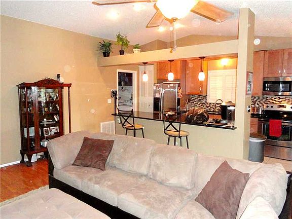 5th image of 202 Lake Charles Ct