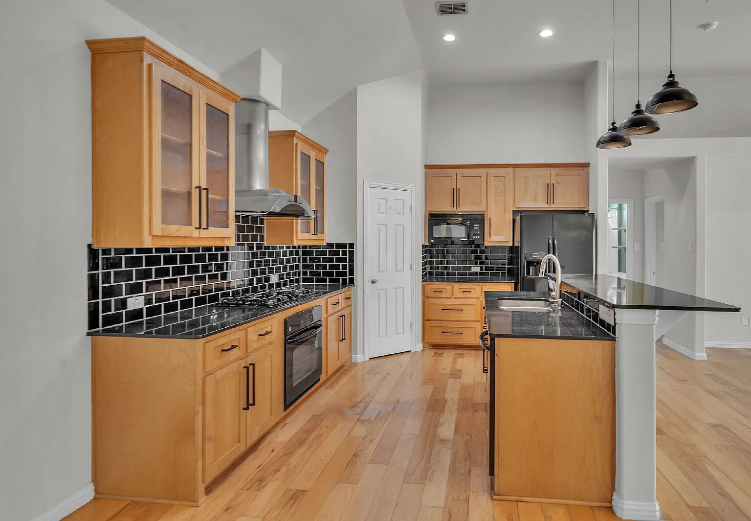 3 bed, 2.0 bath, 1800 sqft, $2,600 — Photo 3