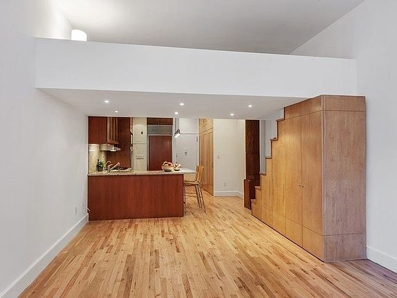 3rd image of 15 Waverly Pl #5U