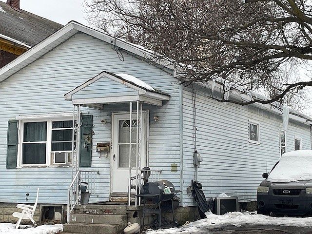 2nd image of 738 E 9th St