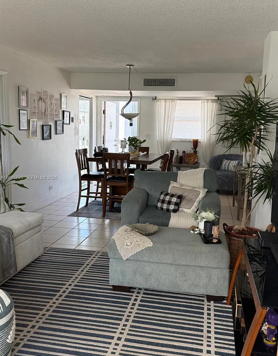 Royal Oaks Condo — Photo 4