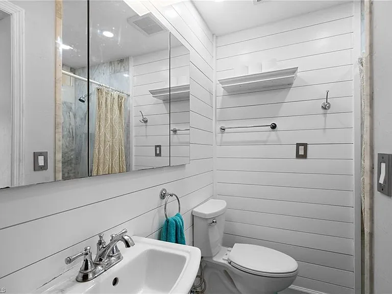 1360 Chesapeake Ave — Photo 16