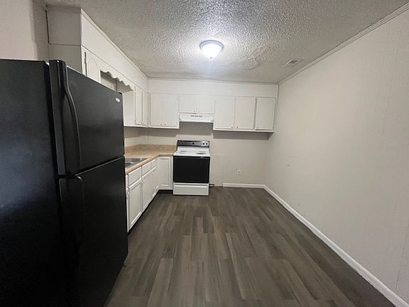 3rd image of 904 Jamestown Dr