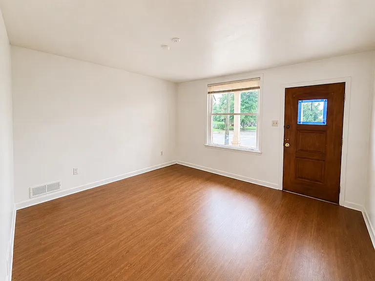 1723 Commercial St — Photo 2