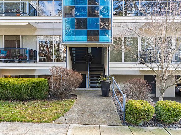 2nd image of 301 S Chestnut St APT 1