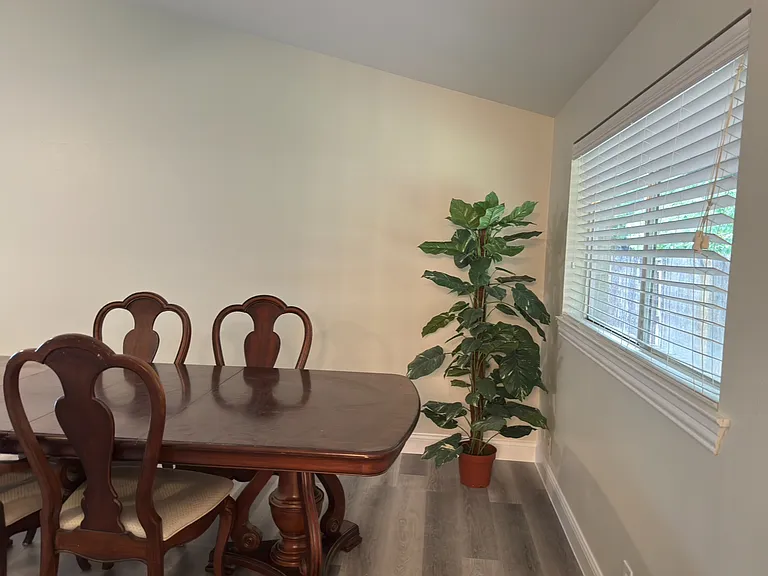 902 Greenbriar Ln — Photo 5