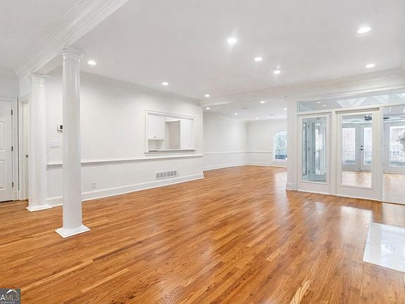 4th image of 3685 Peachtree Rd NE APT 10