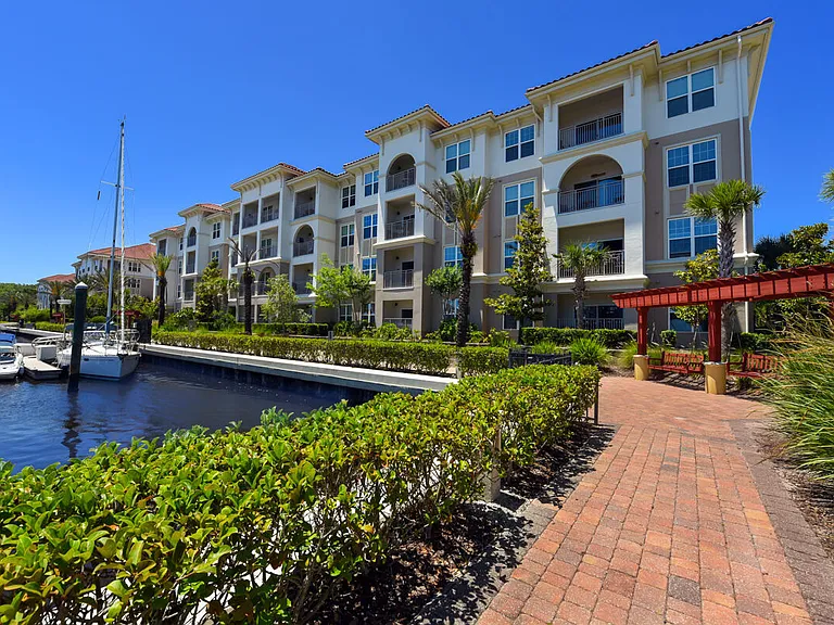Views at Harbortown — Photo 12