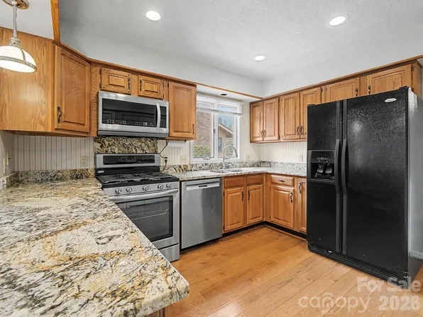 605 Red Oak Dr, Hendersonville, NC 28791