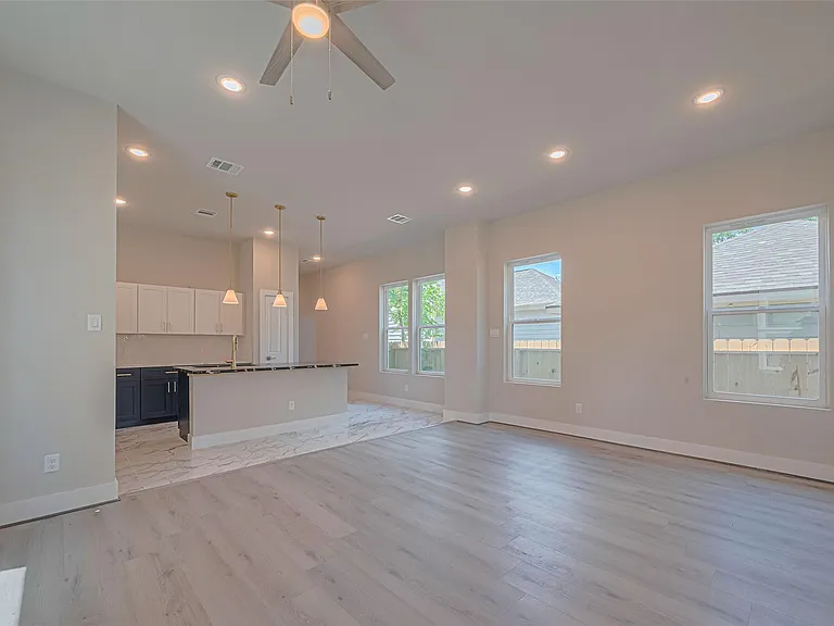 2414 Sam Wilson 1 St — Photo 7