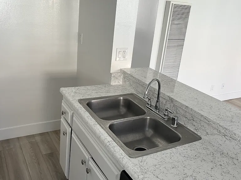Villa Woods Apartments — Photo 21