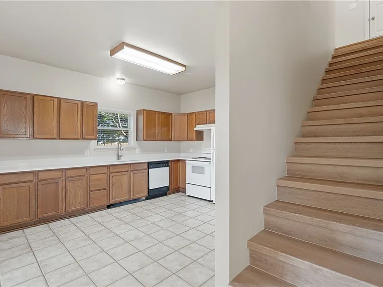 821 Benning — Photo 15