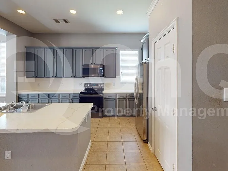 413 Driftwood Ct — Photo 5