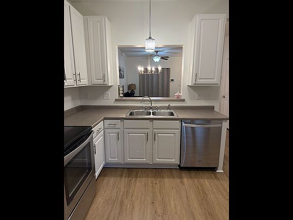 4th image of 604 Graythorn Ln #604