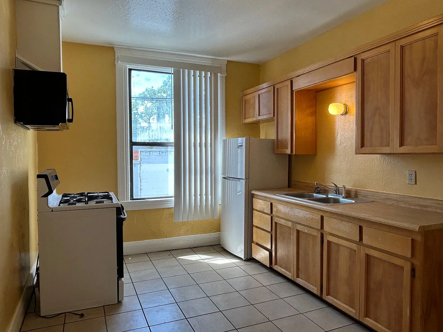 1330 Huntoon + Commercial — Photo 4