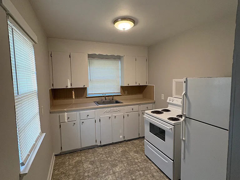 2806 Harmont Ave NE — Photo 3