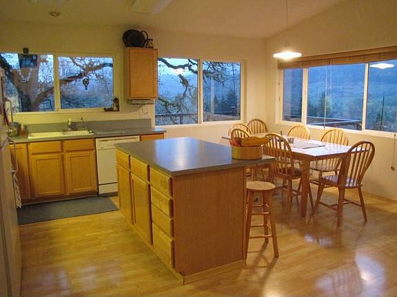 Kitchen & dining space