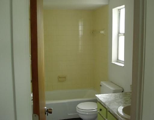 3rd image of 844 Palmetto Dr