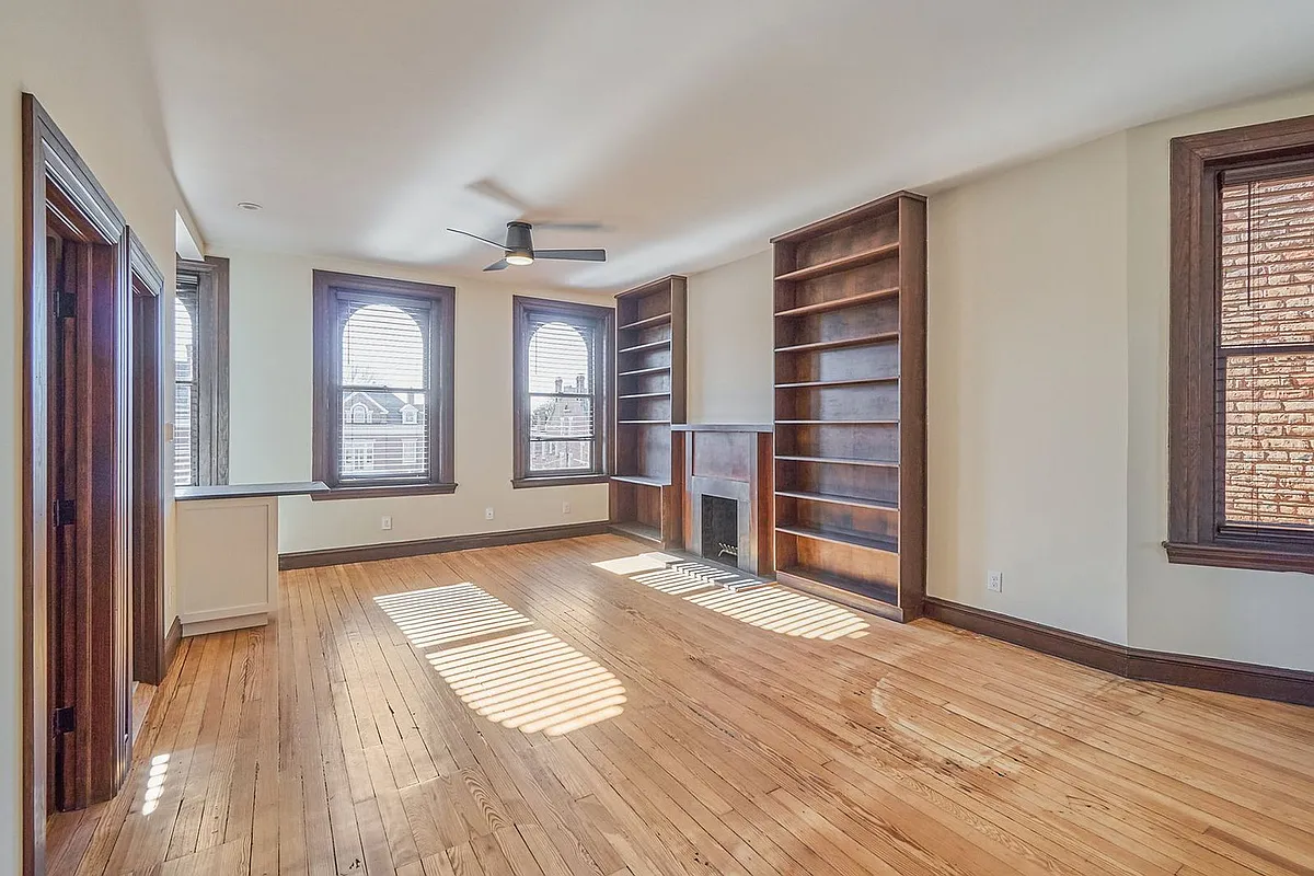 Building Photo - 1840 Monument Ave #8