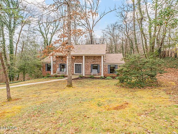 3rd image of 329 Forest Oak Dr