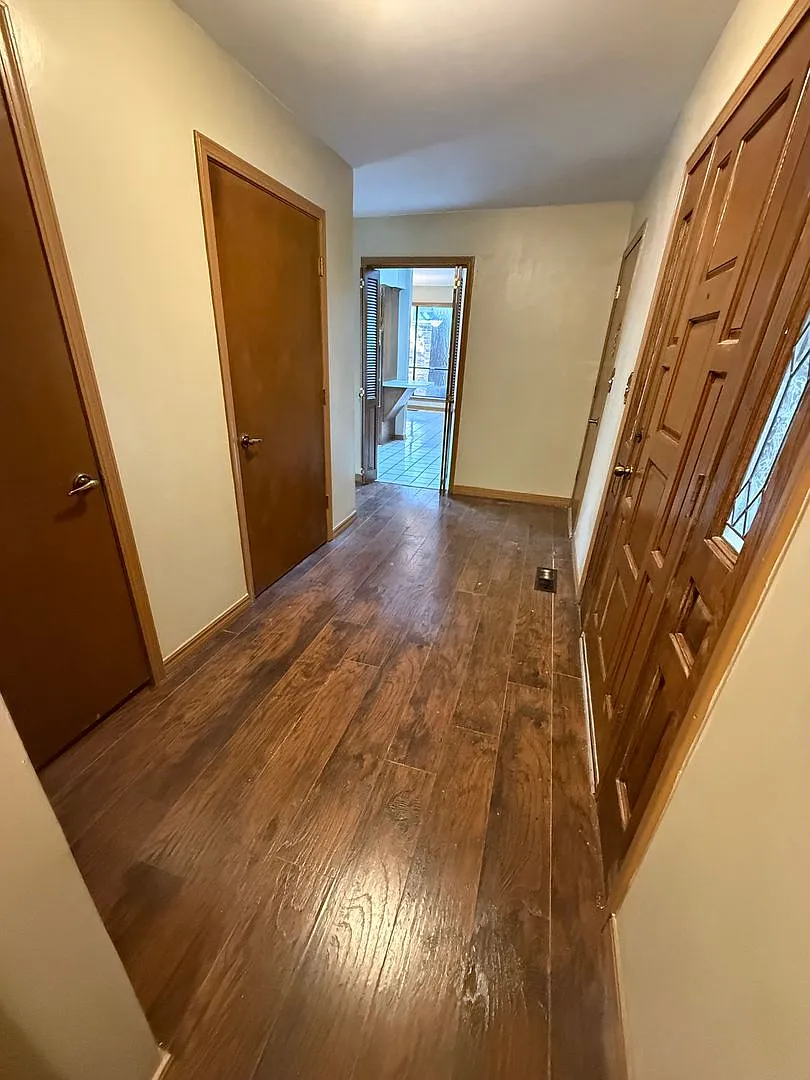 3 Bed 2 Bath House with 2 Car Garage in desired Neighborhood. Has gas Heat. — Photo 2