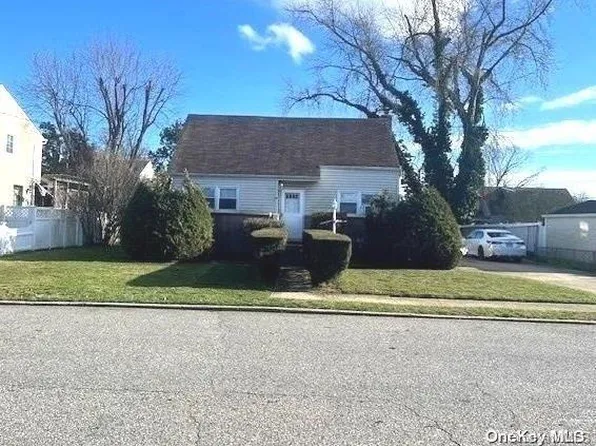 32 Fuller Avenue, West Babylon, NY 11704