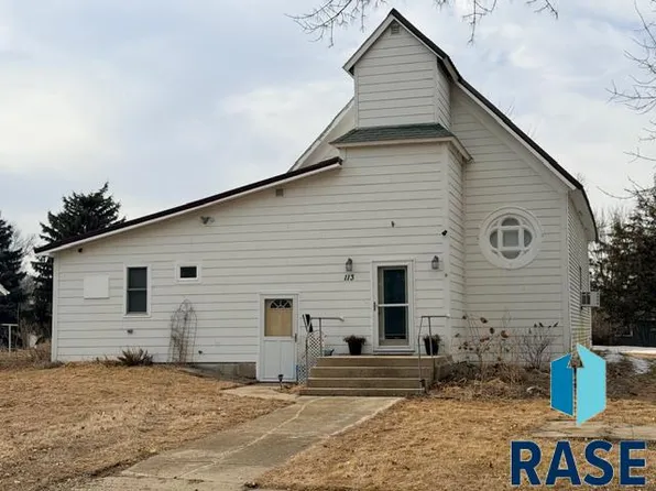 113 N 2nd St, Waubay, SD 57273