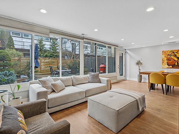 2nd image of 2906 N Sheridan Rd