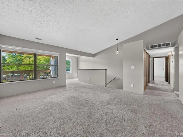 61175 Greenwood Dr, South Lyon, MI 48178
