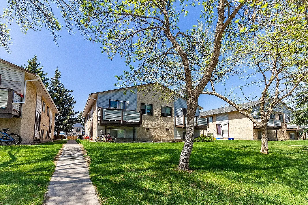 Large 3 Bedroom Fourplex - Rivertown Okotoks — Photo 1