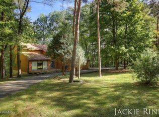 114 Deer Run Dr NE, Ada, MI 49301