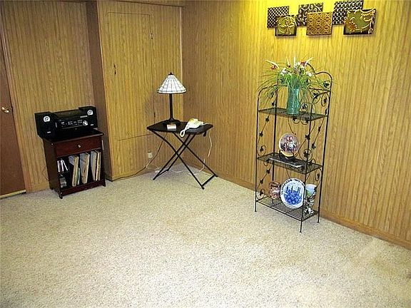 5th image of 734 Mayville Ave