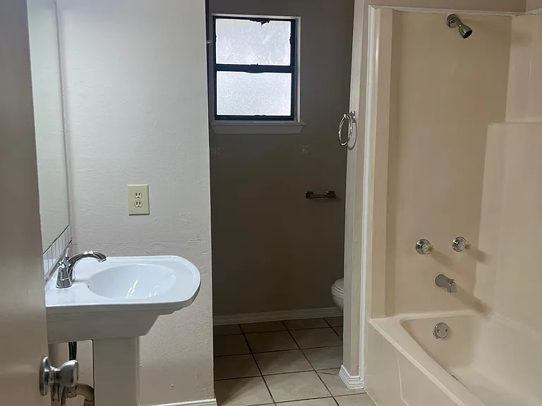 909 Castle Heights Dr #B — Photo 12
