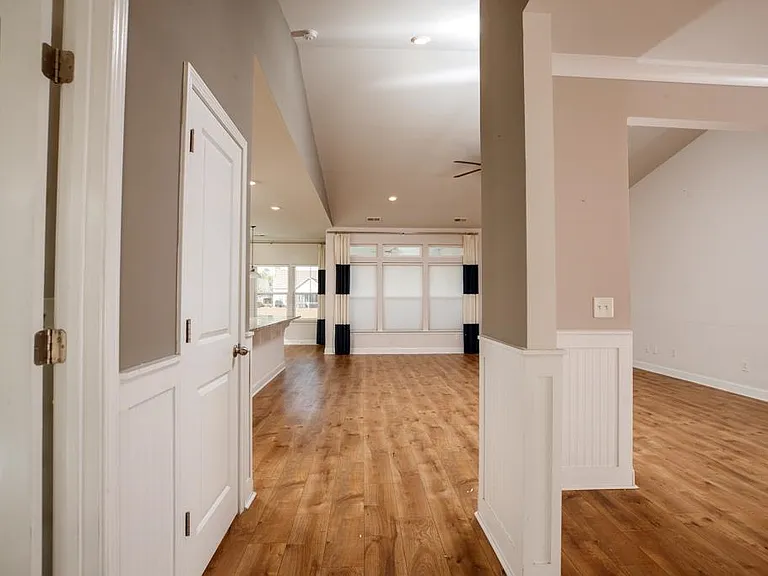 1208 Ficus Dr — Photo 2