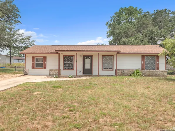 310 Dubose Dr, Devine, TX 78016