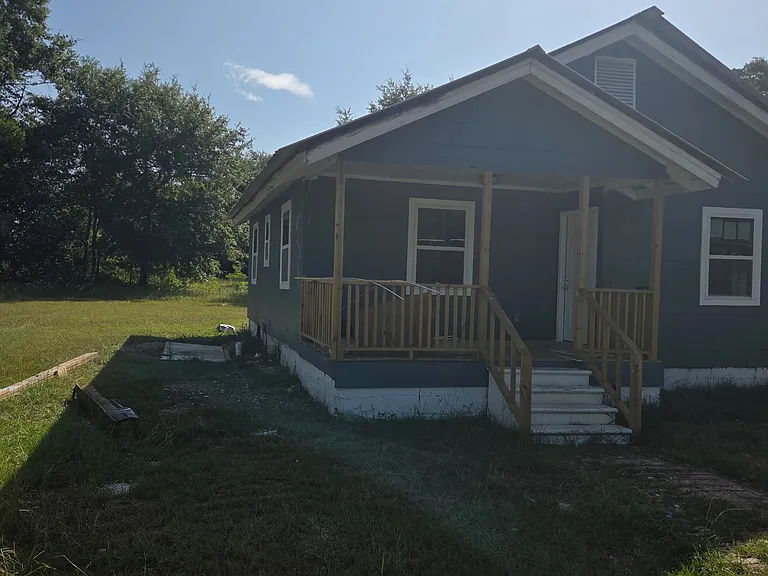 206 Clover St — Photo 3