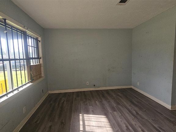2nd image of 4215 Los Angeles St