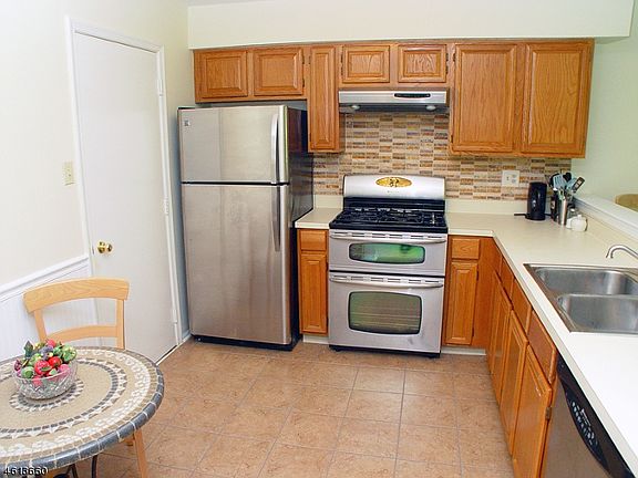 3rd image of 87 Stonehedge Ct