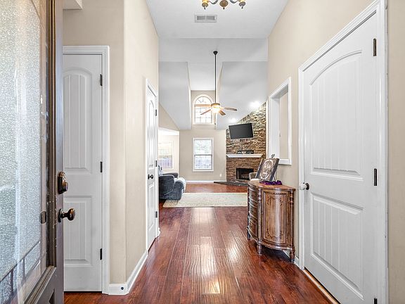 5th image of 714 Sleek Fox Dr