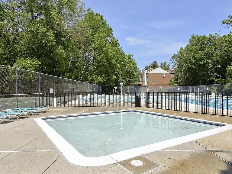 10625 Montrose Ave #201 — Photo 19