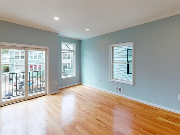 366 Armstrong Avenue image 12 of 22