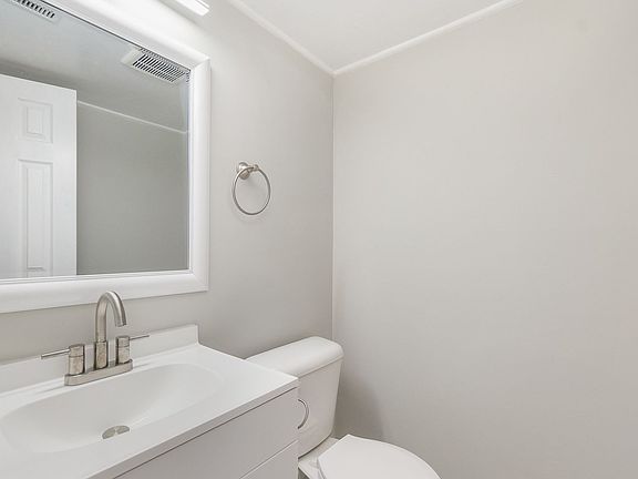 4th image of 300 Holly Cir