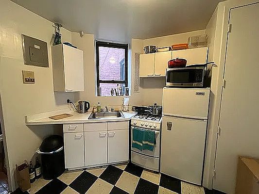 3rd image of 104 Macdougal St APT 19