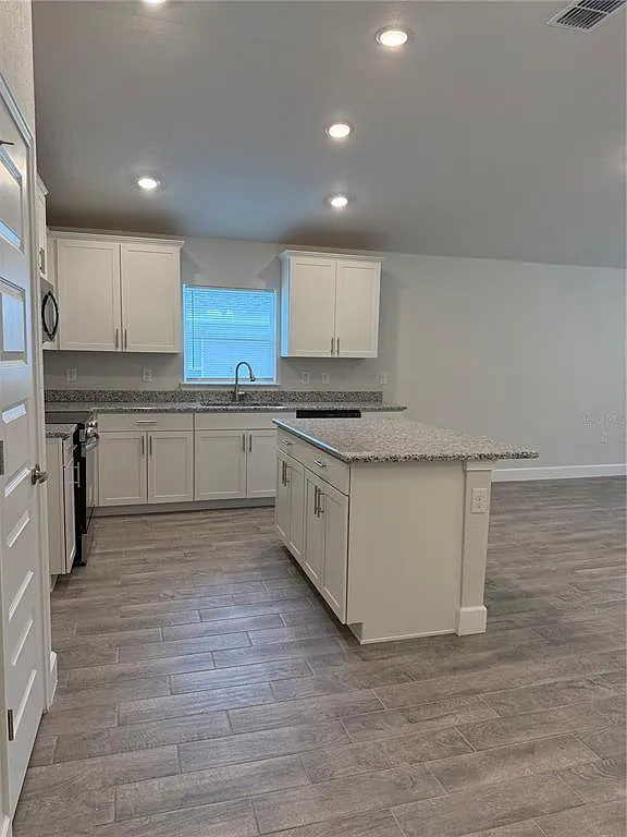 3 bed, 2.0 bath, 1720 sqft, $2,400 — Photo 4