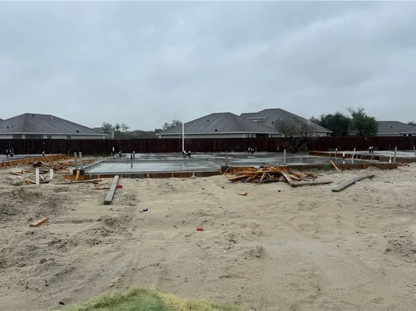 141 Grenada Dr, Rockport, TX 78382